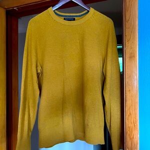 Men’s Banana Republic Italian Yarn Sweater in Mustard, size Medium.
